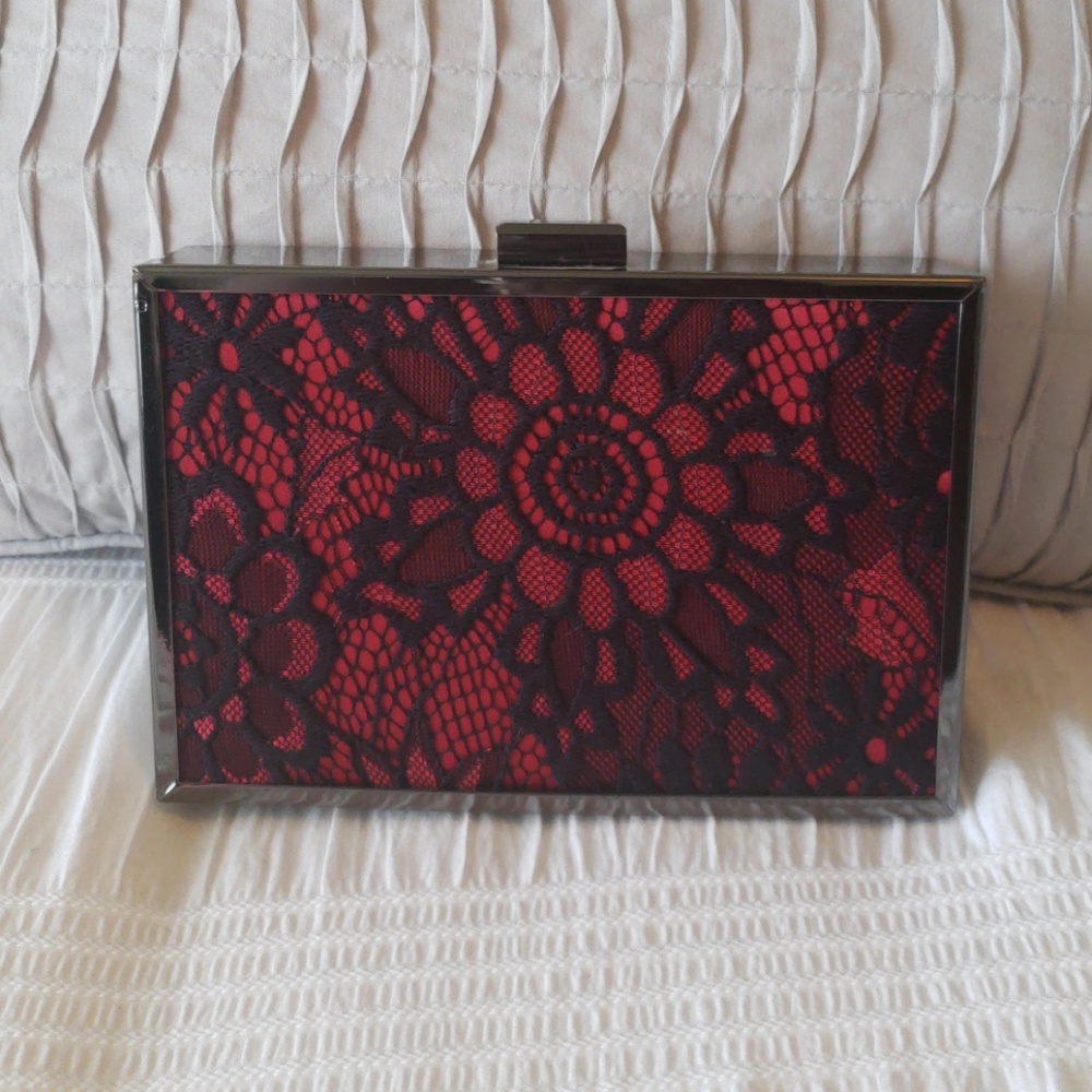 Flower embroidered clutch